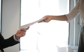 如何处理农村医疗保险报销事务？报销流程和比例怎么确定？