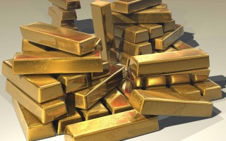 如何分析老凤祥黄金价格的波动这种波动与市场环境有何关系？