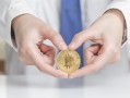 如何分析黄金价格涨跌的原因？这对投资策略有何启示？
